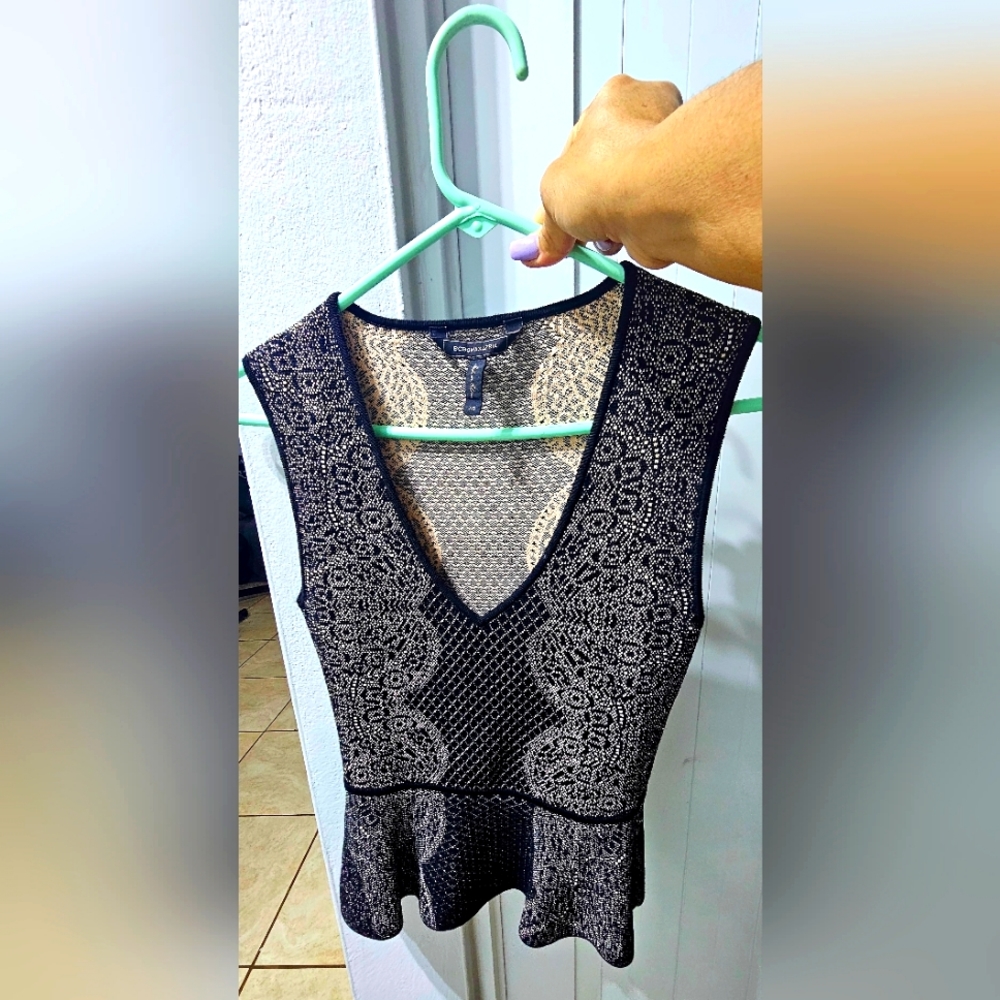 BCBG Blouse Xs,  Is used excelente condition.